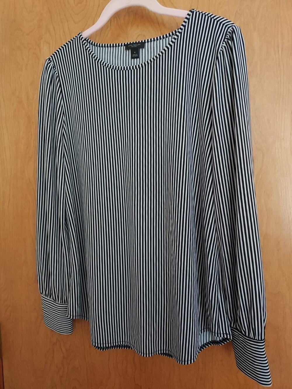 Ann Taylor Blouse Size Medium Stretch Knit Striped Long Sleeve Blouse EUC womens